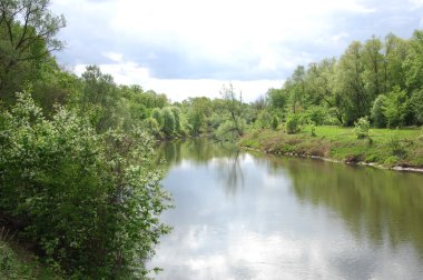 Yaz gökyüzü bulutlar, nehir