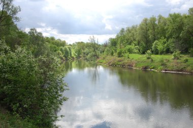 Yaz gökyüzü bulutlar, nehir