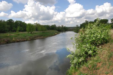 Yaz gökyüzü bulutlar, nehir