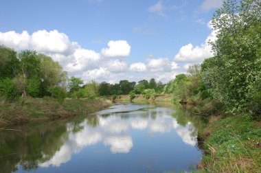 Yaz gökyüzü bulutlar, nehir
