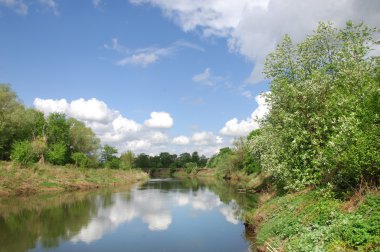 Yaz gökyüzü bulutlar, nehir