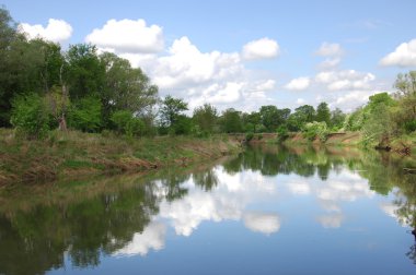 Yaz gökyüzü bulutlar, nehir