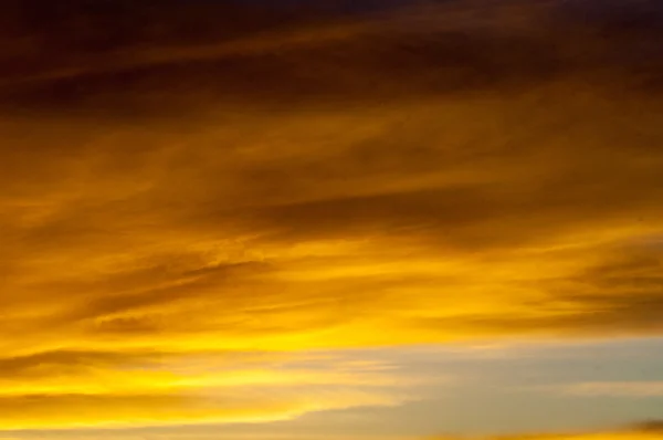 Steppa estiva. tramonto, alba. Fuoco cielo un buon salvatore, backgrou — Foto Stock