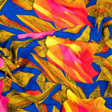 Doku ipek kumaş, mavi bir arka plan üzerinde kırmızı ve sarı çiçek