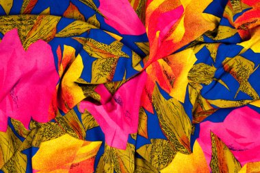 Doku ipek kumaş, mavi bir arka plan üzerinde kırmızı ve sarı çiçek