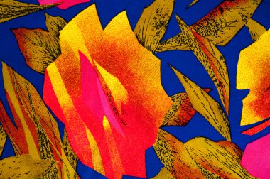 Doku ipek kumaş, mavi bir arka plan üzerinde kırmızı ve sarı çiçek