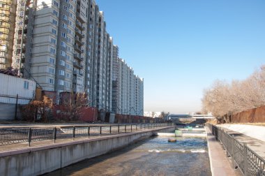 Almatı, Kazakistan. 18/12/2014. Çok katlı, çok aile ev inşaatı