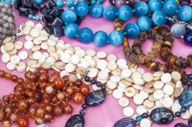 boncuk, boncuk çelenk. cam, taş veya benzeri malzemeden, küçük bir parça genellikle yuvarlanır ve diğerleri ile bir kolye olarak iş parçacığı için delikli