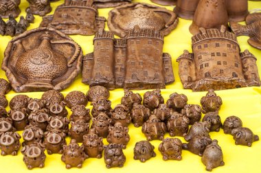 Seramik, çanak çömlek, clayware, çanak çömlek, taş. büyük bir konteyner, genellikle toprak holding ve sıvılar dökme için kullanılan bir dudak ve bir deste ile.