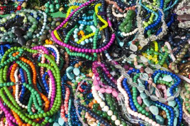 boncuk, boncuk çelenk. cam, taş veya benzeri malzemeden, küçük bir parça genellikle yuvarlanır ve diğerleri ile bir kolye olarak iş parçacığı için delikli