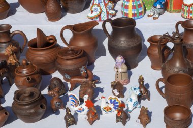 Seramik, çanak çömlek, clayware, çanak çömlek, taş. büyük bir konteyner, genellikle toprak holding ve sıvılar dökme için kullanılan bir dudak ve bir deste ile.