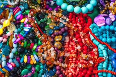 Doku, arka plan. Mücevherat, imitasyon takı. Takı ya da ıvır zıvır. Kıymetli Maden ve taşların yapılmış Bayan Takı