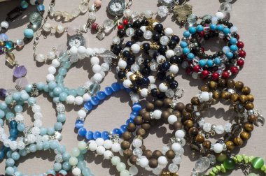 boncuk, boncuk çelenk. cam, taş veya benzeri malzemeden, küçük bir parça genellikle yuvarlanır ve diğerleri ile bir kolye olarak iş parçacığı için delikli