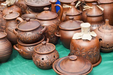 Seramik, çanak çömlek, clayware, çanak çömlek, taş. büyük bir konteyner, genellikle toprak holding ve sıvılar dökme için kullanılan bir dudak ve bir deste ile.