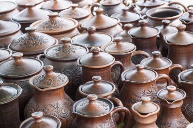 Seramik, çanak çömlek, clayware, çanak çömlek, taş. büyük bir konteyner, genellikle toprak holding ve sıvılar dökme için kullanılan bir dudak ve bir deste ile.