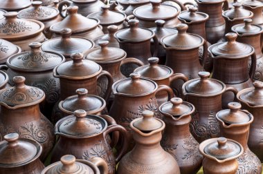 Seramik, çanak çömlek, clayware, çanak çömlek, taş. büyük bir konteyner, genellikle toprak holding ve sıvılar dökme için kullanılan bir dudak ve bir deste ile.