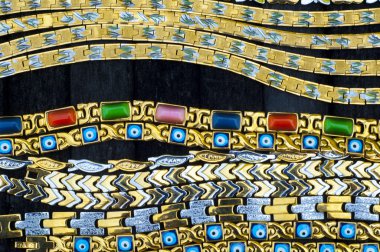 boncuk, boncuk çelenk. cam, taş veya benzeri malzemeden, küçük bir parça genellikle yuvarlanır ve diğerleri ile bir kolye olarak iş parçacığı için delikli 