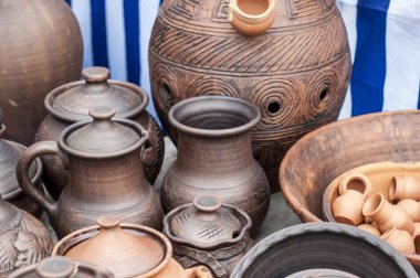 Seramik, çanak çömlek, clayware, çanak çömlek, taş. büyük bir konteyner, genellikle toprak holding ve sıvılar dökme için kullanılan bir dudak ve bir deste ile.