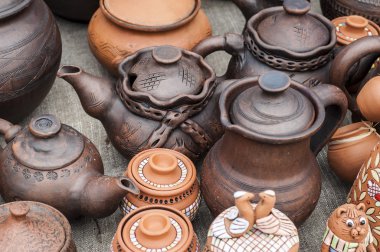 Seramik, çanak çömlek, clayware, çanak çömlek, taş. büyük bir konteyner, genellikle toprak holding ve sıvılar dökme için kullanılan bir dudak ve bir deste ile.