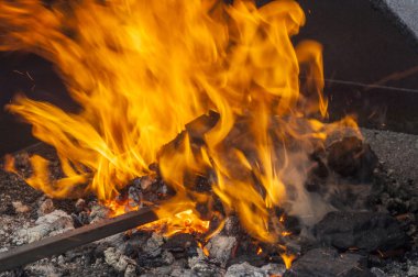 Kömürlerin yanma ile eski moda demirci ocağı. Köz ve bir Smith'in forge alevi. Kırmızı kömürler ile boru ısıtmalı. 