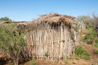 çöl, vahşi, kumlar, ıssızlık, atık, sahara. Hayvancılık, özellikle sığır veya ata, bir çiftlik veya ahır için bir kalem. su bulunduğu bir çölde bereketli bir nokta.