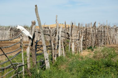 çöl, vahşi, kumlar, ıssızlık, atık, sahara. Hayvancılık, özellikle sığır veya ata, bir çiftlik veya ahır için bir kalem. su bulunduğu bir çölde bereketli bir nokta.