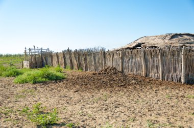 çöl, vahşi, kumlar, ıssızlık, atık, sahara. Hayvancılık, özellikle sığır veya ata, bir çiftlik veya ahır için bir kalem. su bulunduğu bir çölde bereketli bir nokta.