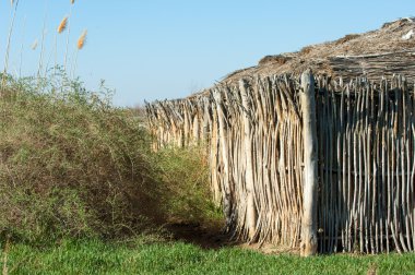 çöl, vahşi, kumlar, ıssızlık, atık, sahara. Hayvancılık, özellikle sığır veya ata, bir çiftlik veya ahır için bir kalem. su bulunduğu bir çölde bereketli bir nokta.