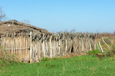 çöl, vahşi, kumlar, ıssızlık, atık, sahara. Hayvancılık, özellikle sığır veya ata, bir çiftlik veya ahır için bir kalem. su bulunduğu bir çölde bereketli bir nokta.