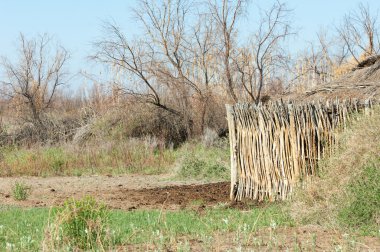 çöl, vahşi, kumlar, ıssızlık, atık, sahara. Hayvancılık, özellikle sığır veya ata, bir çiftlik veya ahır için bir kalem. su bulunduğu bir çölde bereketli bir nokta.