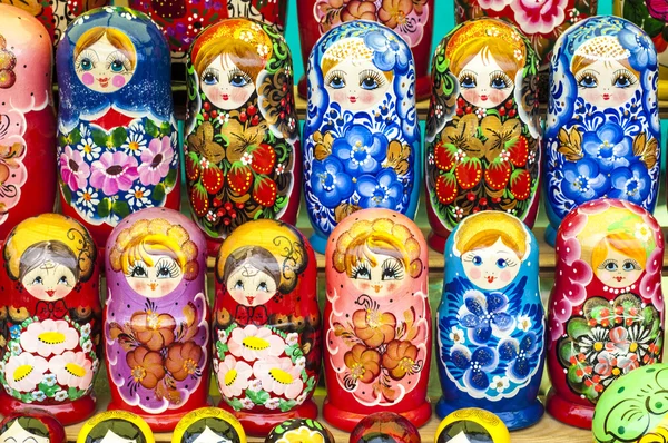 Bambole nidificanti russe colorate al mercato . — Foto Stock