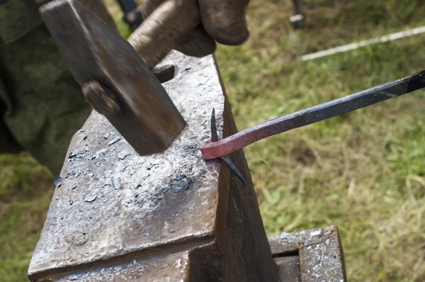 Herrero Herrero Herrero Herrero Falsificador Herrero Tratar Metal Calentando Martillando — Foto de Stock