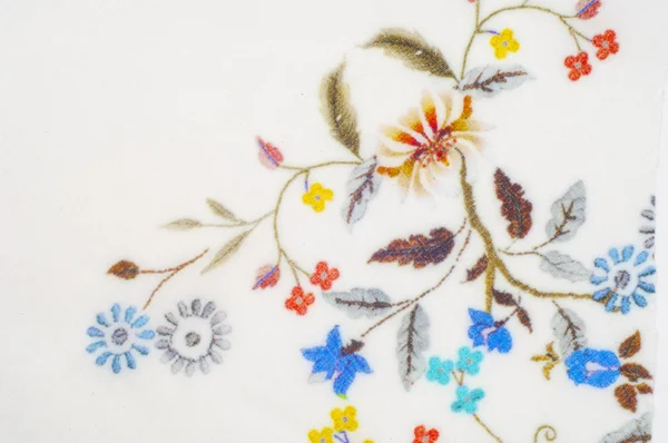 テクスチャ 白生地コットン 花の様式化された刺繍 亜熱帯植物の種子を囲む柔らかい白い繊維状物質 — ストック写真