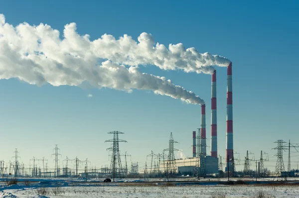 Chp 熱と消費電力 蒸気発電所は発電の副産物として生産システムの複合近くの建物の熱に — ストック写真
