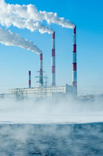 Chp 熱と消費電力 蒸気発電所は発電の副産物として生産システムの複合近くの建物の熱に — ストック写真