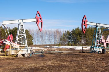 Yağ pompaları. Yağ sanayi donanımları. Işın pompalama birim petrol ve gaz