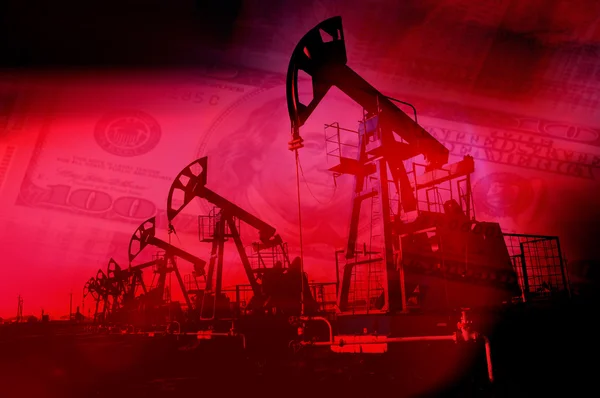 美元背景下的油泵 石油和天然气行业 油泵千斤顶在油田的工作 白云和蓝天 油井泵 石油和天然气工业 — 图库照片
