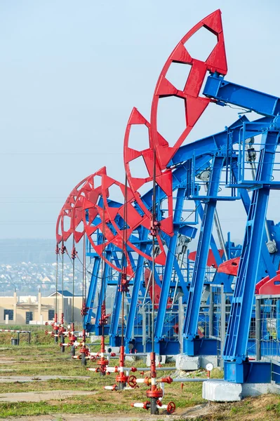 Und Gasindustrie Arbeit Eines Ölpumpenhebers Auf Einem Ölfeld Weiße Wolken — Stockfoto