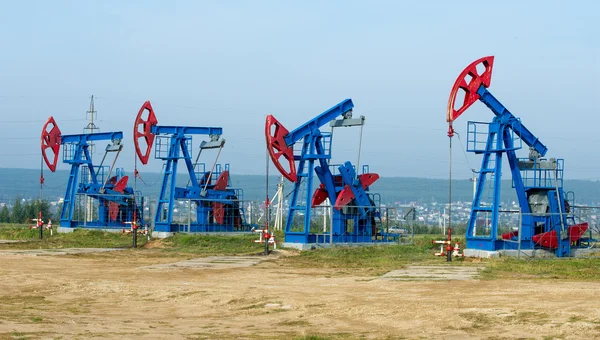 Нефтегазовая Промышленность Работа Нефтяного Насоса Нефтяном Месторождении Белые Облака Голубое — стоковое фото