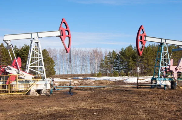 Bombas de óleo. Equipamento da indústria petrolífera. Unidade de bombeamento de feixe de petróleo e gás — Fotografia de Stock