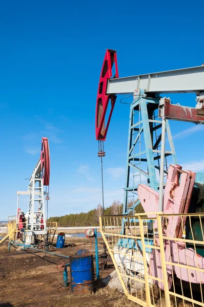 Oljepumpar. Oljeindustrin utrustning. Beam pumpning enhet olja och gas — Stockfoto