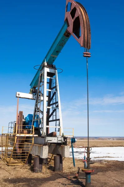 Ecologia, bionomia. Bombas de óleo. Equipamento da indústria petrolífera. Bomba de feixe — Fotografia de Stock