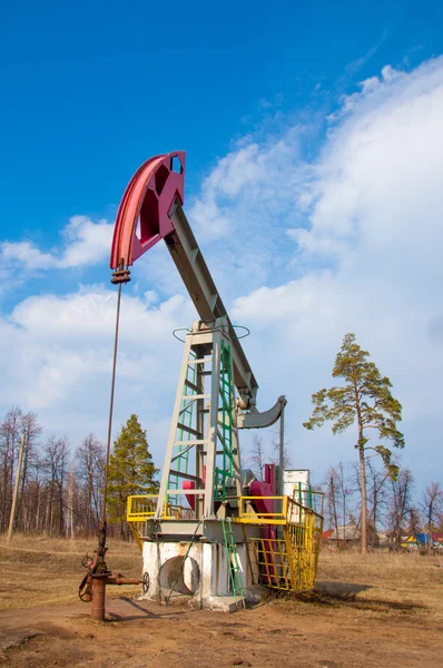 Ecologie, bionomics. Oliepompen. Olie-industrie apparatuur. Lichtbundel pomp — Stockfoto