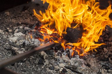 Yangın. yanma veya yanma, maddelerin kimyasal olarak havadan oksijen ile birleştirmek ve genellikle parlak ışık, ısı ve duman vermek