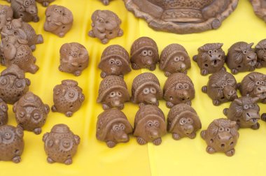 Seramik, çanak çömlek, clayware, çanak çömlek, taş. büyük bir konteyner, genellikle toprak holding ve sıvılar dökme için kullanılan bir dudak ve bir deste ile.