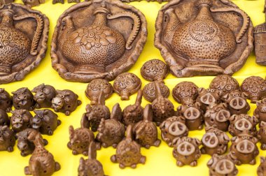 Seramik, çanak çömlek, clayware, çanak çömlek, taş. büyük bir konteyner, genellikle toprak holding ve sıvılar dökme için kullanılan bir dudak ve bir deste ile.