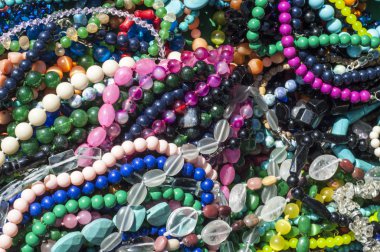 boncuk, boncuk çelenk. cam, taş veya benzeri malzemeden, küçük bir parça genellikle yuvarlanır ve diğerleri ile bir kolye olarak iş parçacığı için delikli