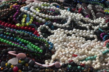 boncuk, boncuk çelenk. cam, taş veya benzeri malzemeden, küçük bir parça genellikle yuvarlanır ve diğerleri ile bir kolye olarak iş parçacığı için delikli