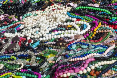 boncuk, boncuk çelenk. cam, taş veya benzeri malzemeden, küçük bir parça genellikle yuvarlanır ve diğerleri ile bir kolye olarak iş parçacığı için delikli