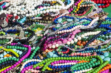 boncuk, boncuk çelenk. cam, taş veya benzeri malzemeden, küçük bir parça genellikle yuvarlanır ve diğerleri ile bir kolye olarak iş parçacığı için delikli